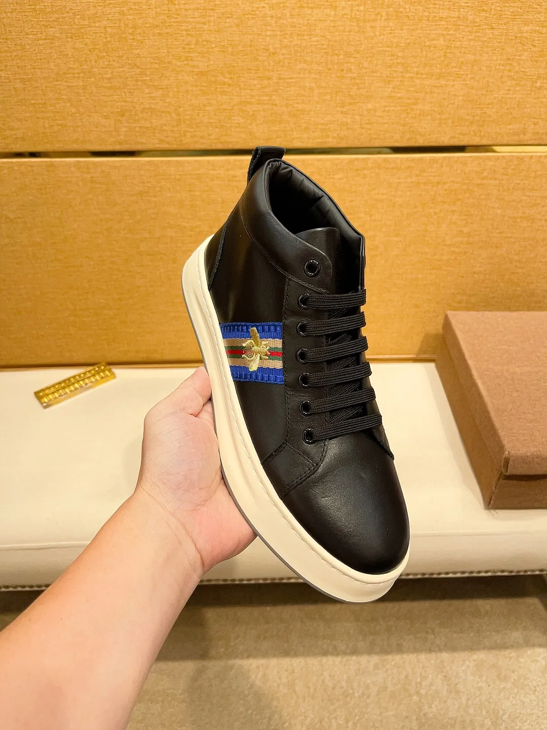 Factory price 440 [Gucci] Gucci's latest high-top casual Korean-style men's shoes, brand new autumn and winter design, perfect workmanship, cabinet quality, upper: cowhide material, leather lining; soft and comfortable, rubber outsole ultra-light, wear-resistant, simple, versatile fashion men's shoes, color optional, size 38--44